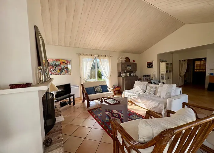 Hébergement de vacances Maison Spacieuse Avec Jardin, Proche Forêt Et Plage, 3 Chambres, équipements De Loisirs, Parking Privé - Fr-1-323-435