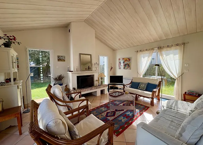 Hébergement de vacances Maison Spacieuse Avec Jardin, Proche Forêt Et Plage, 3 Chambres, équipements De Loisirs, Parking Privé - Fr-1-323-435